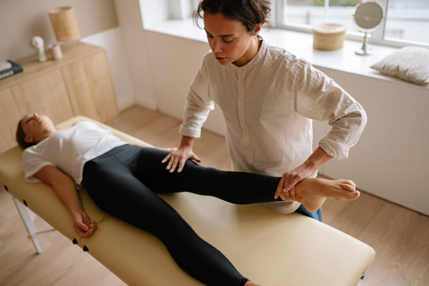 Illustrative hands-on leg rehabilitation